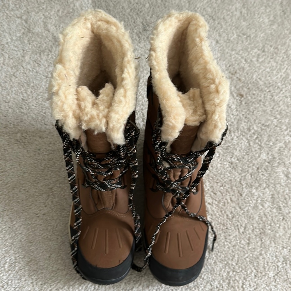 Waterproof women’s snow boots - size 9